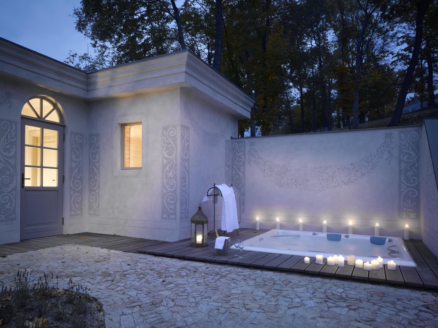 Venkovní vířivka spa s výhledem do parku